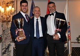 El copiloto Lukas Sergnese, el director del Automobile Club de Montecarlo, Jacques Rossi, y el piloto Eneko Conde.