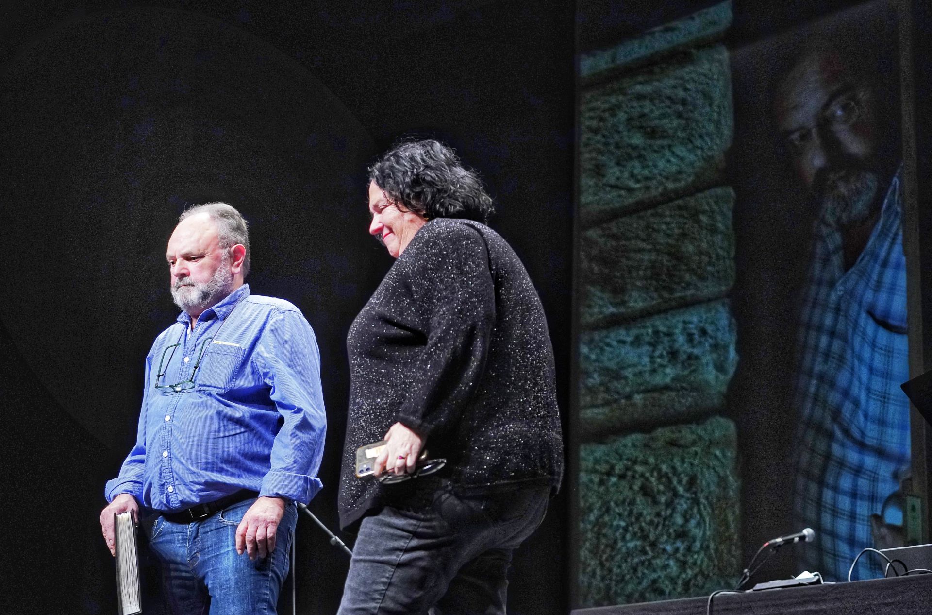 Imagen secundaria 1 - Los hermanos de Jon Irazabal, Itziar e Iñaki, tras el homenaje realizado a su figura y debajo, los bertsolaris Aner Peritz y Miren Amuriza. 