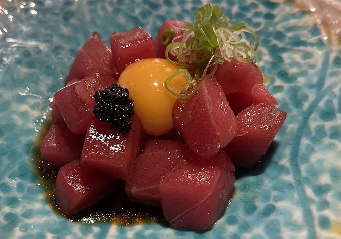 Tartar de atún rojo con yema de huevo y caviar.