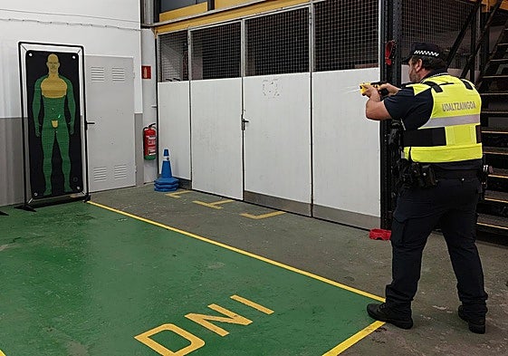 El jefe de la Unidad Operativa Especial realizando un disparo a una silueta de ensayo.