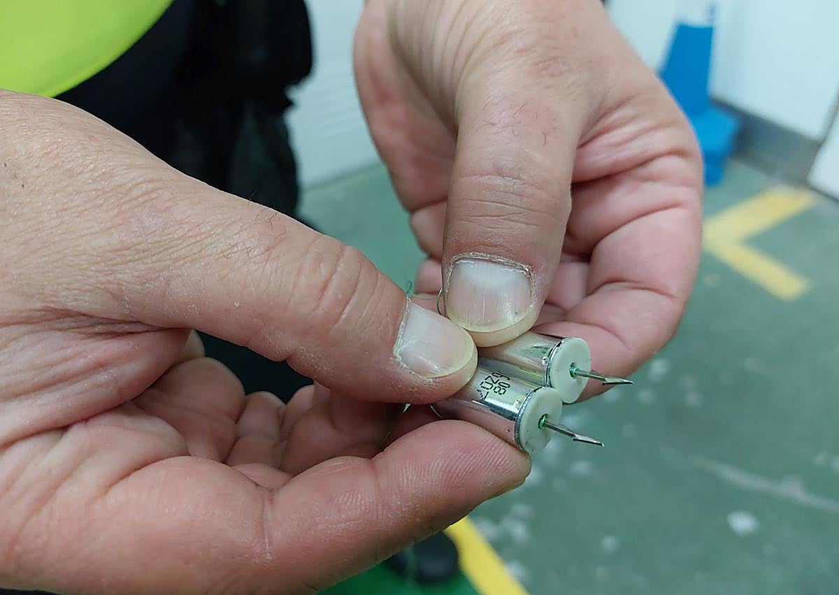 Imagen secundaria 1 - Arpones clavados en la silueta y material que compone uno de los equipos. 