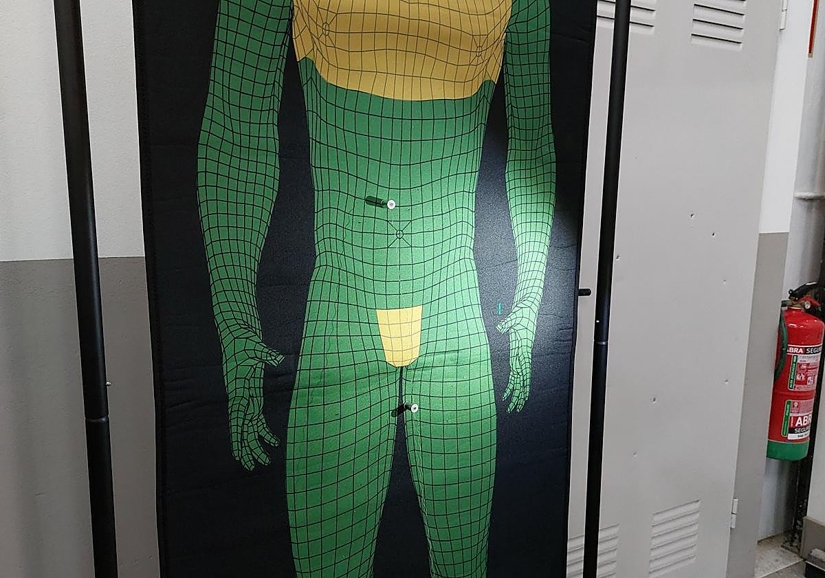 Imagen principal - Arpones clavados en la silueta y material que compone uno de los equipos. 