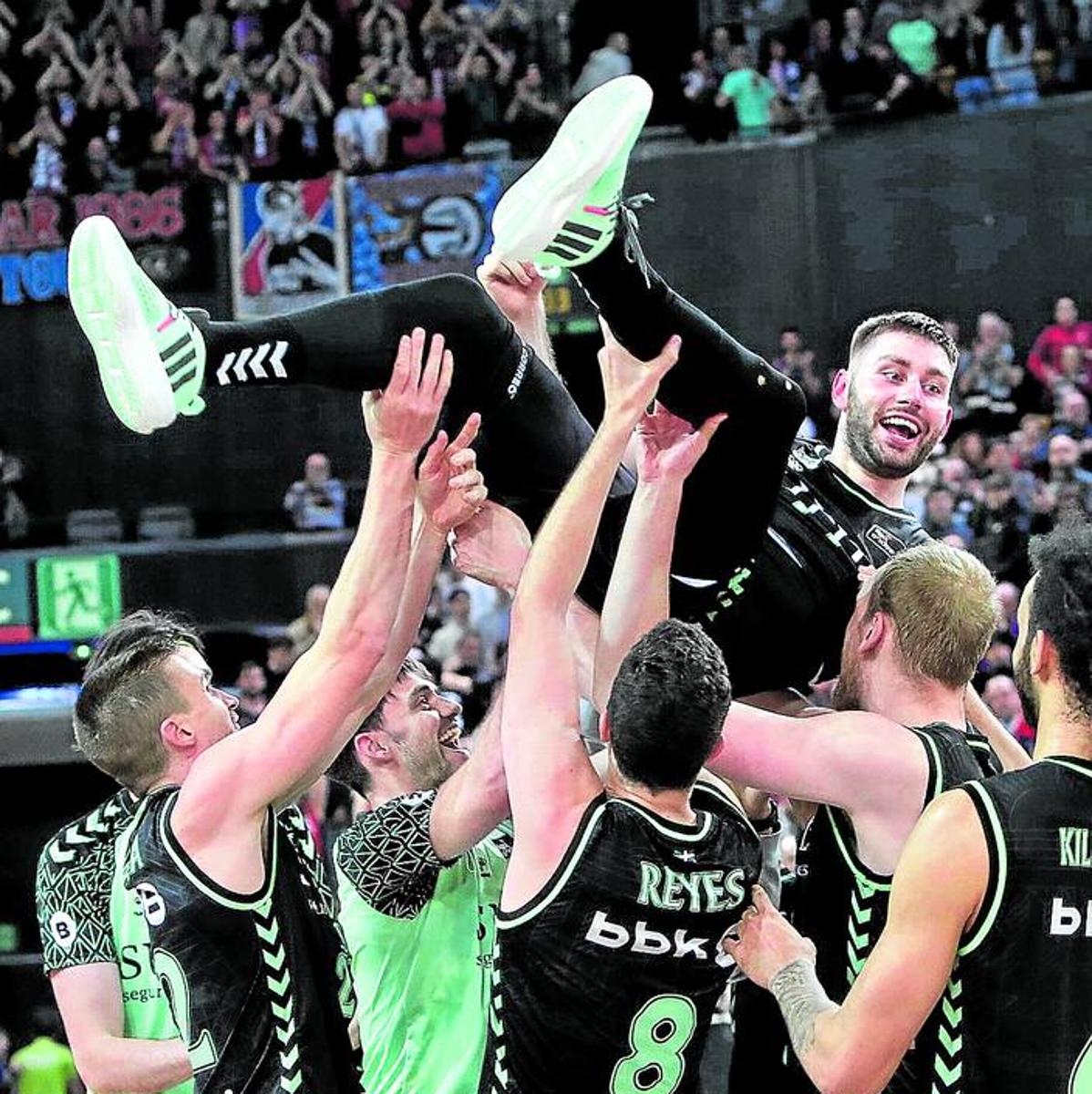 Los compañeros mantean a Kullamae tras lograr el triple ganador ante el Baskonia la pasada campaña.