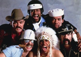 Village People, con Willis vestido de policía en lo alto.