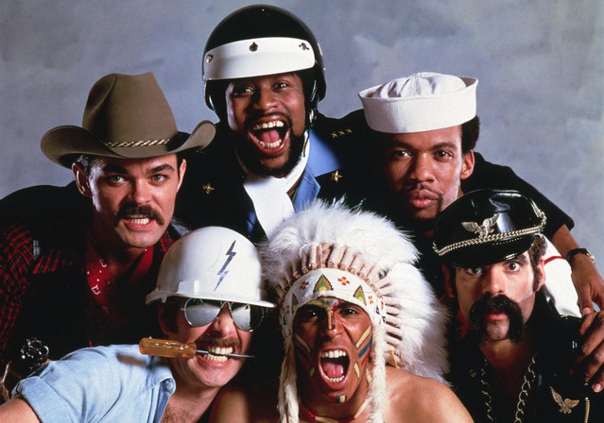 Village People, con Willis vestido de policía en lo alto.