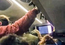 Imagen de los pasajeros de pie en el autobús.