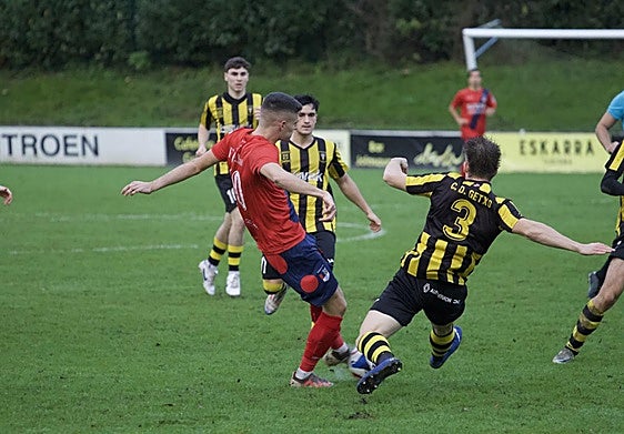 Una acción del partido del viernes entre el Getxo y el Aurrera.