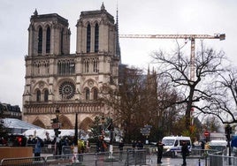 Notre-Dame, protegida por agentes, días antes de su solemne reapertura.