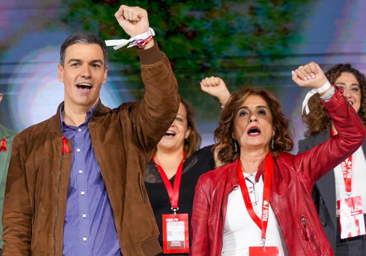 El presidente Pedro Sánchez junto a María Jesús Montero, durante la clausura del Congreso Federal del PSOE