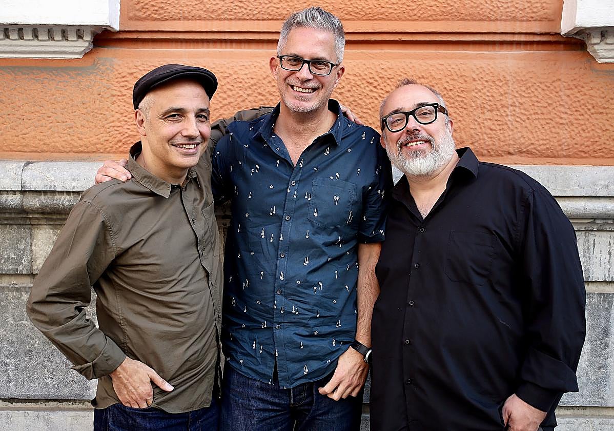 El autor de esta newsletter entre Pablo Berger y Álex de la Iglesia.