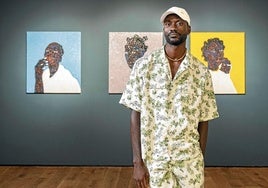 Artista y modelo. Amoako Boafo posa en la exposición.