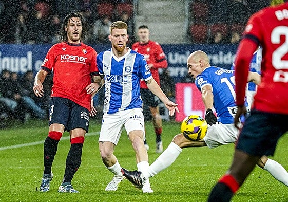 Guridi trata de interceptar el balón.