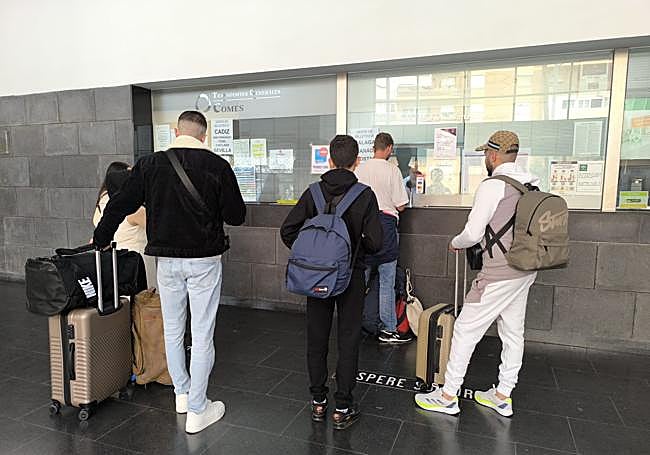 Un menor acude acompañado de dos adultos para comprar unos billetes. El taquillero les advierte que no puede viajar sólo o sin la autorización de sus padres. «Aquí vendemos uno o dos billetes al día con destino a Bilbao», dicen los trabajadores.