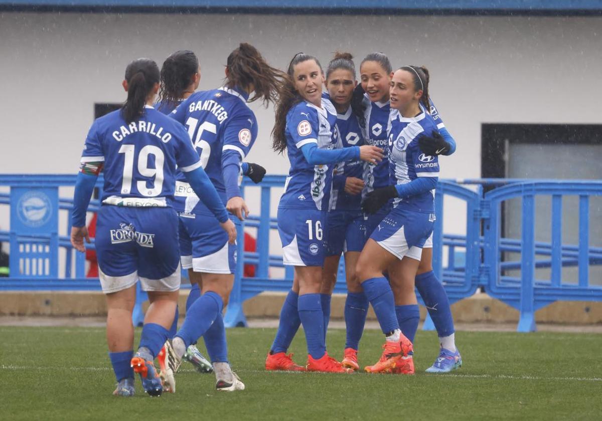 Las albiazules festejan uno de sus tantos ante el Sporting de Huelva en Ibaia.