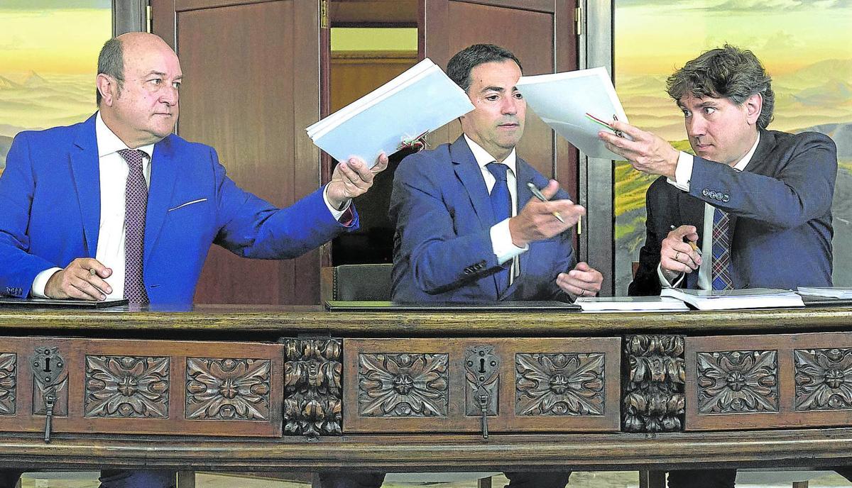 Ortuzar, Pradales y Andueza, en la firma del acuerdo de coalición PNV-PSE en junio pasado en Vitoria.