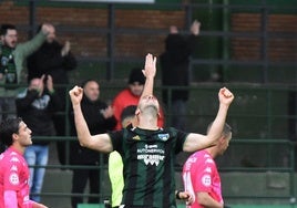 Ion Etxaniz celebra el pitido final que decretó su victoria por 2-1 frente al Arenteiro.