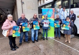 (De izquierda a derecha) Amaia López de Laruzea, Jesús Valentín Aldana, Jesús Mari Jauregi, Amagoia López de Larruzea, Juanjo Arias y Ana Ordonez, junto a personal de la unidad móvil de Gernika