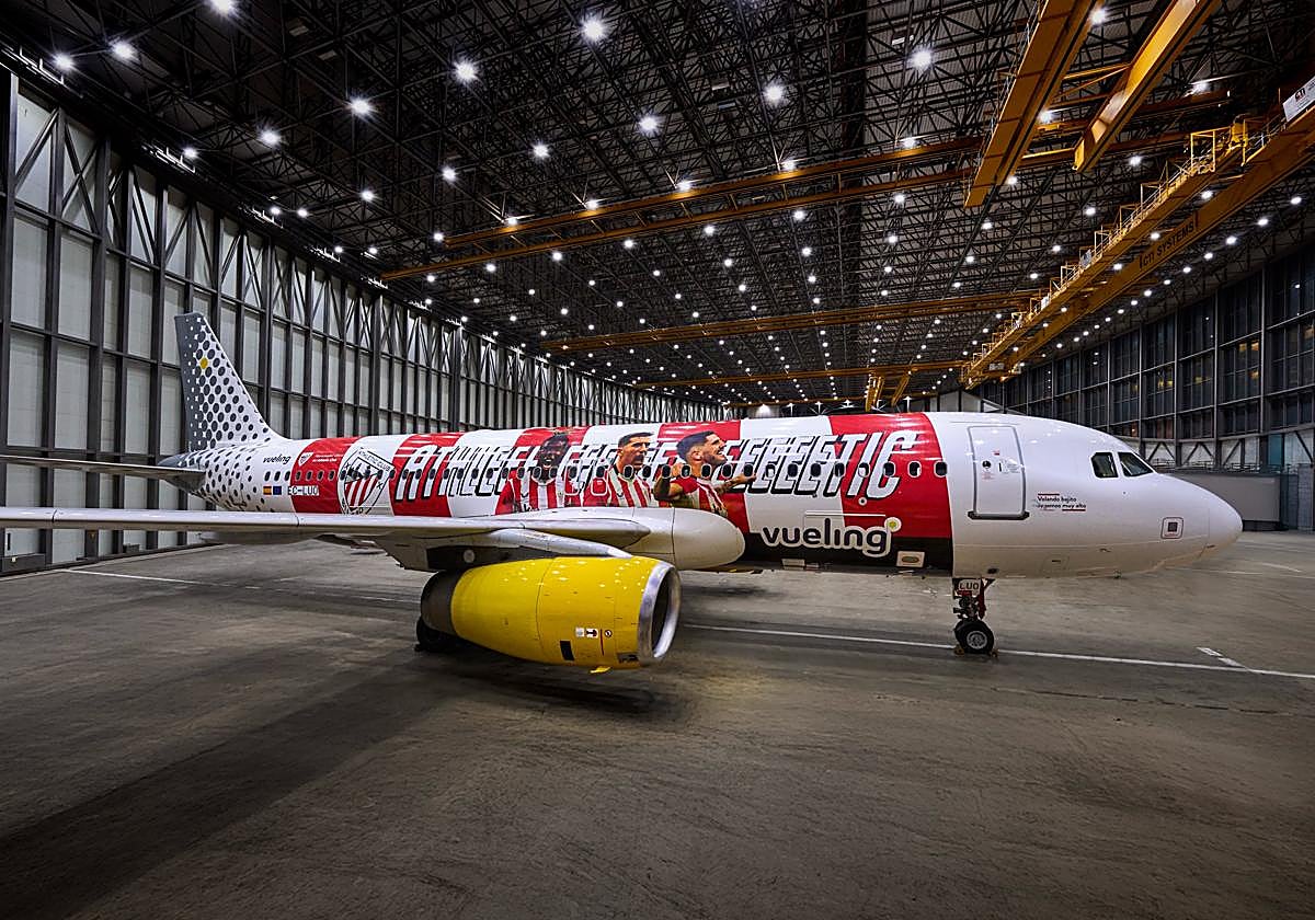 El avión personalizado del Athletic al detalle: los jugadores que aparecen, el lema...