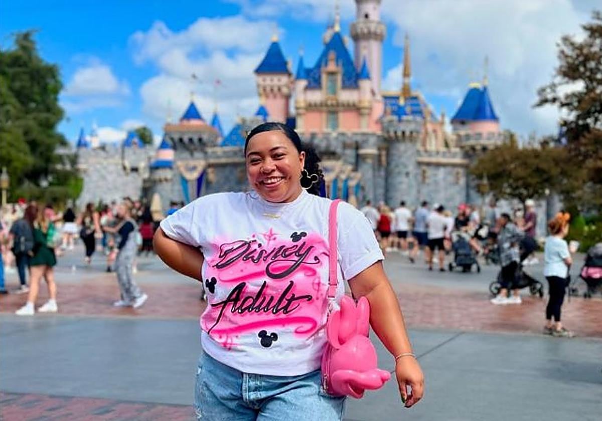 Muere la influencer de Disney Dominique Brown a los 34 años por una reacción alérgica en la comida de Navidad de su empresa