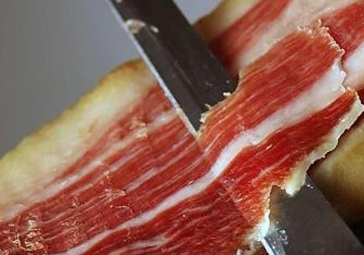 Cuánto puedes ahorrar al comprar un jamón entero en vez de uno envasado en lonchas