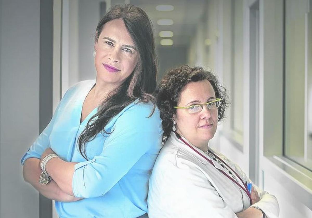 Karla Sofía Gascón junto a la otorrinolaringóloga Elena Mora, del Hospital Ramón y Cajal de Madrid.