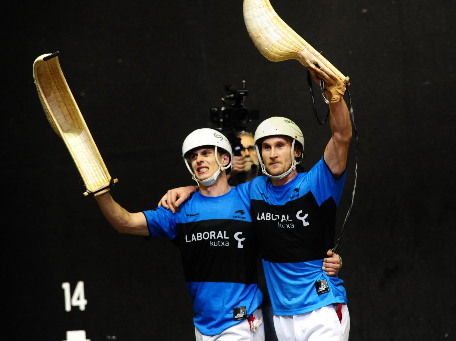 Manci y Laduche saludan a los aficionados tras su victoria en el Jai Alai de Gernika.