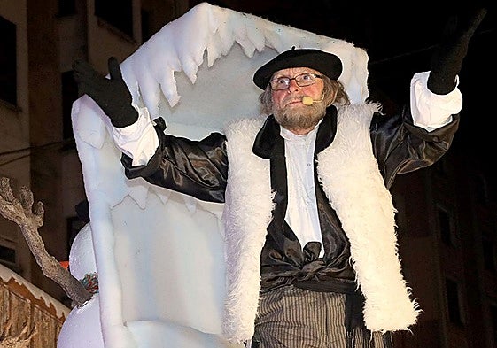 Olentzero saludando a los niños en plena cabalgata, antes de iniciar la recepción.