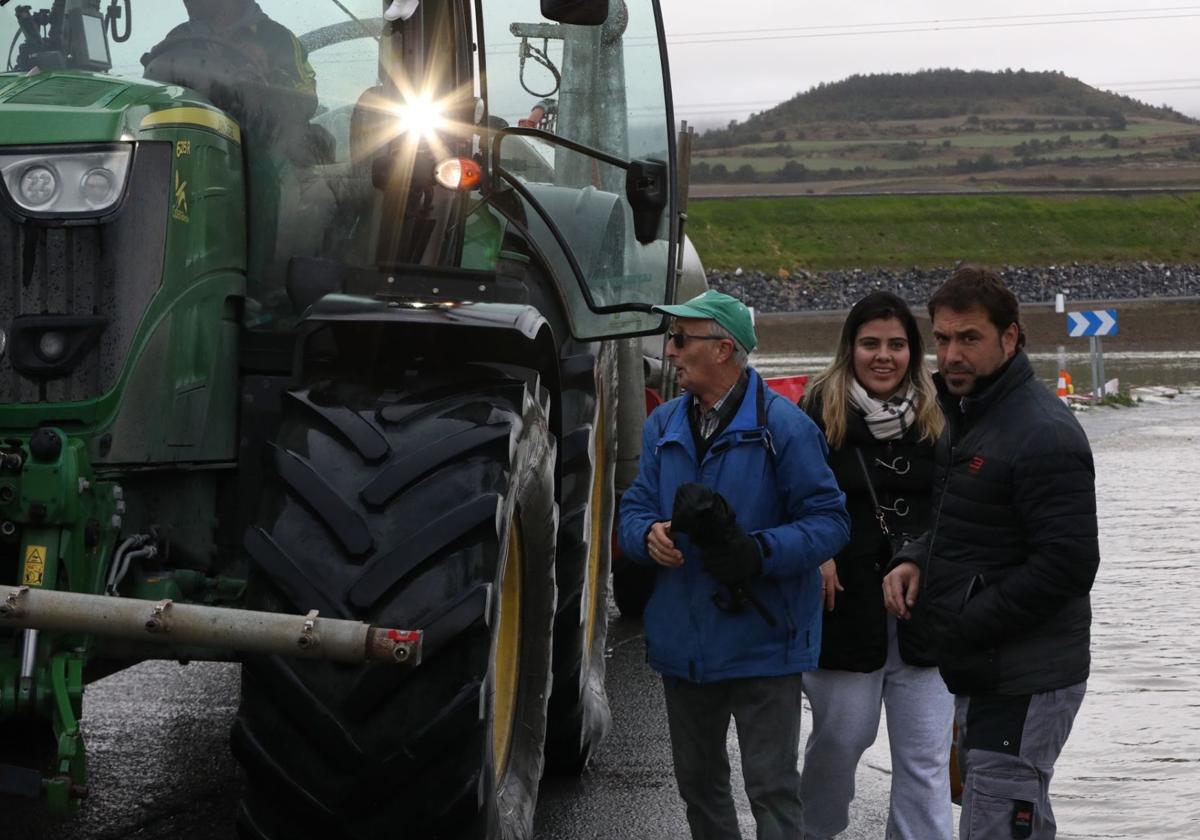 Pedro Mari Caicedo, Angie Castillo y Aitor.