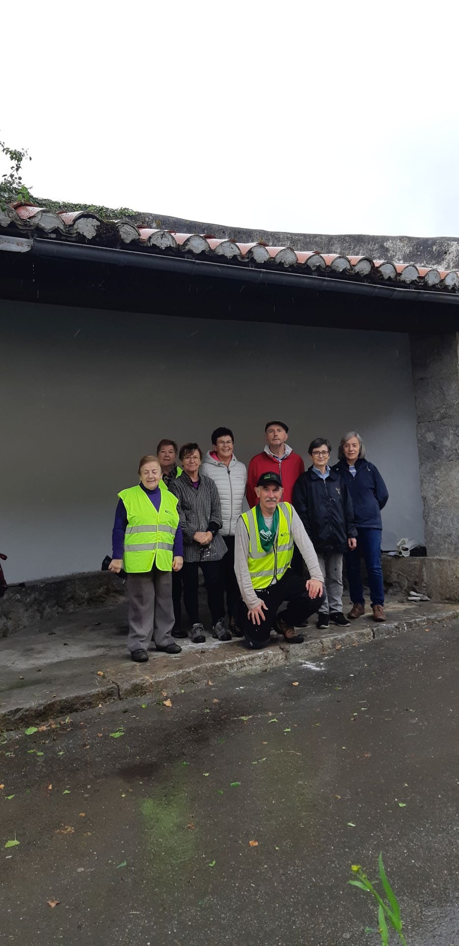 Voluntarios de Lekeitio Lagunkoia que han participado en trabajos en auzolan en la villa.