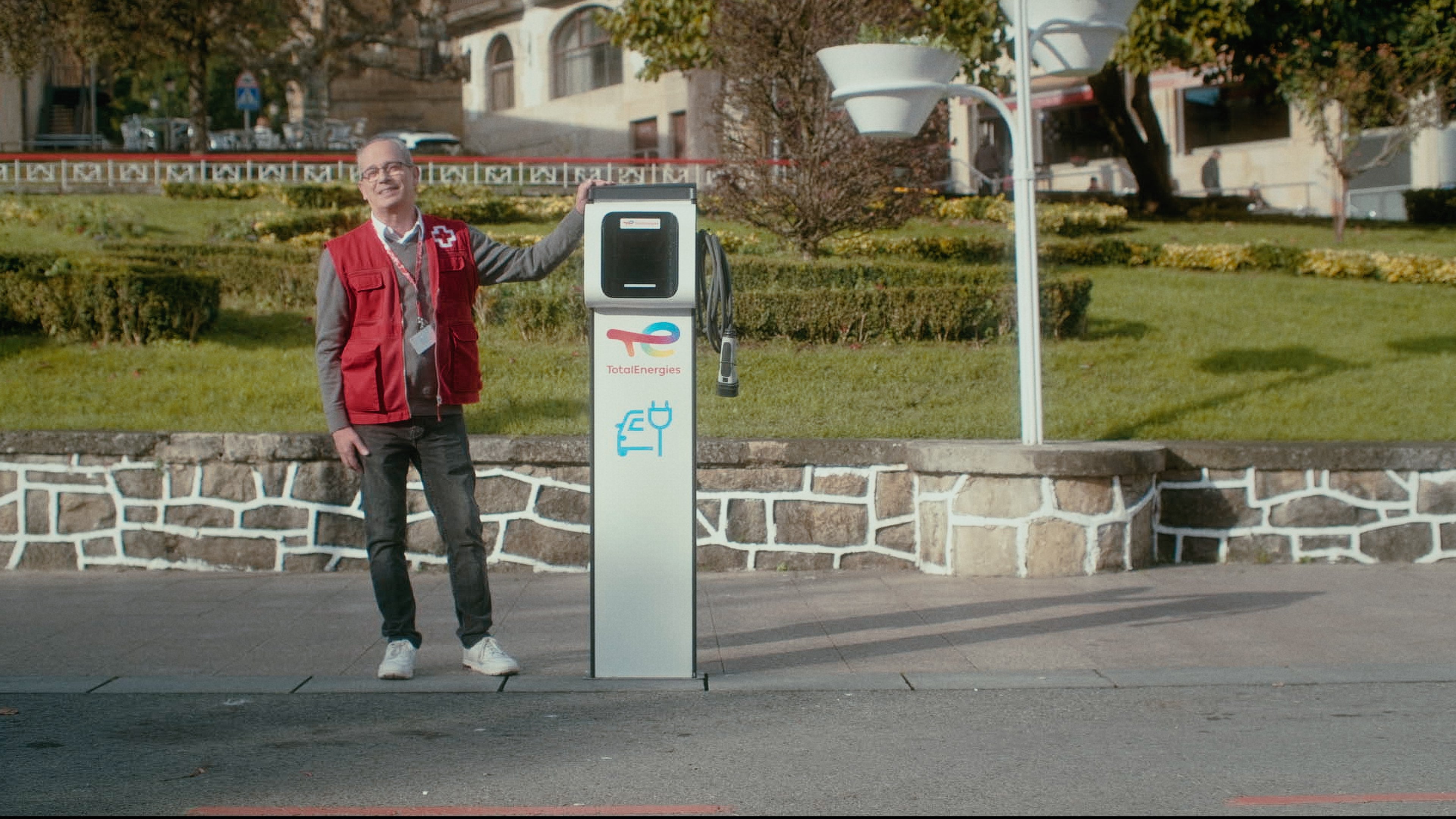 Borja Ascondo, uno de los voluntarios de la base de Cruz Roja en Gernika, junto al punto de recarga instalado en el Ferial de la villa foral, dentro de la campaña 'Un coche para Borja'.