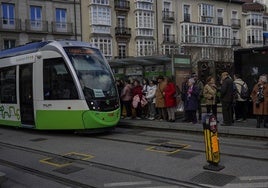 Hora punta en el tranvía de Vitoria, en la parada situada frente al Parlamento vasco.