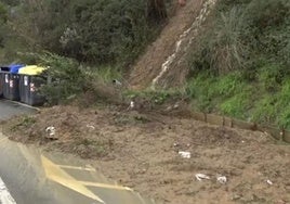 Desprendimiento de considerables dimensiones en un talud del barrio de Betolaza.