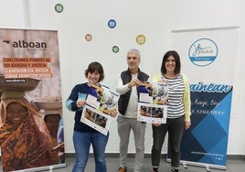 La coordinadora de Alboan, Leire Morquecho, junto al director de San Jose Jesuitak, Alfredo Sarriugarte y la coordinadora interculturalidad del centro escolar, Alaia Berganza.