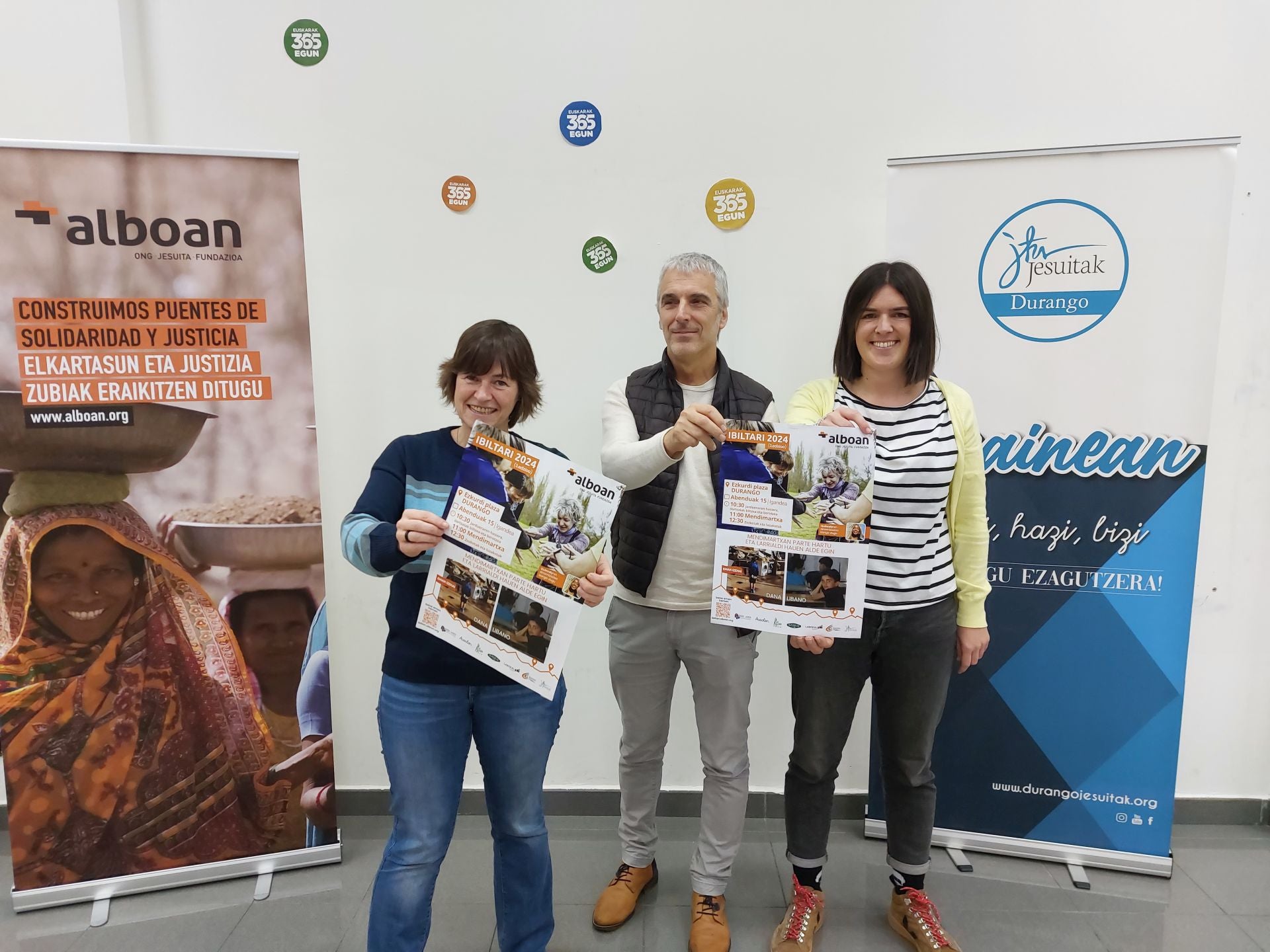 La coordinadora de Alboan, Leire Morquecho, junto al director de San Jose Jesuitak, Alfredo Sarriugarte y la coordinadora interculturalidad del centro escolar, Alaia Berganza.