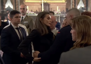 Khoảnh khắc ngượng ngùng của Nữ hoàng Letizia với một trong những người bị ảnh hưởng bởi DANA