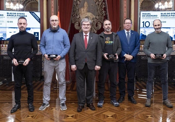 Los ganadores de esta edición, junto al alcalde y al concejal de Cultura.