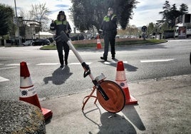 Policías locales, durante la investigación de un accidente de tráfico en Vitoria.