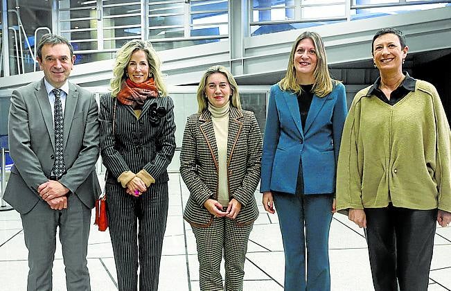 Vicente Atxa, Zuriñe Ortiz de Latierro, Irma Basterra, Saray Zárate y Maite Maqueda.