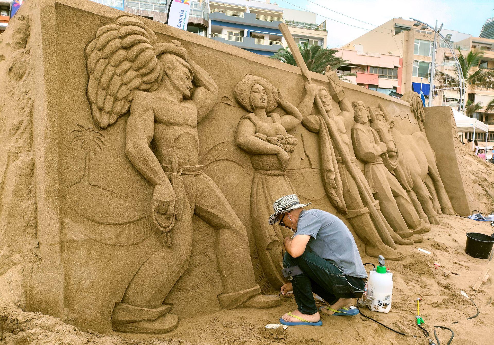 Etual Ojeda esculpe el homenaje a Jesús Arencibia.