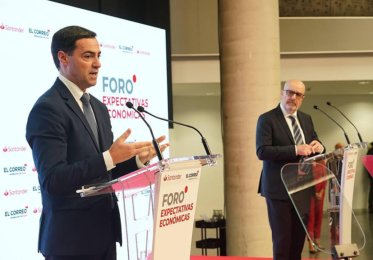 El lehendakari Imanol Pradales con el director de El Correo José Miguel Santamaría en el Foro Expectativas Ecónomicas.