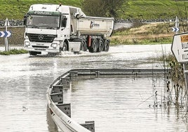 El temporal desborda ríos y corta carreteras en Álava, que sigue en alerta por nieve y heladas