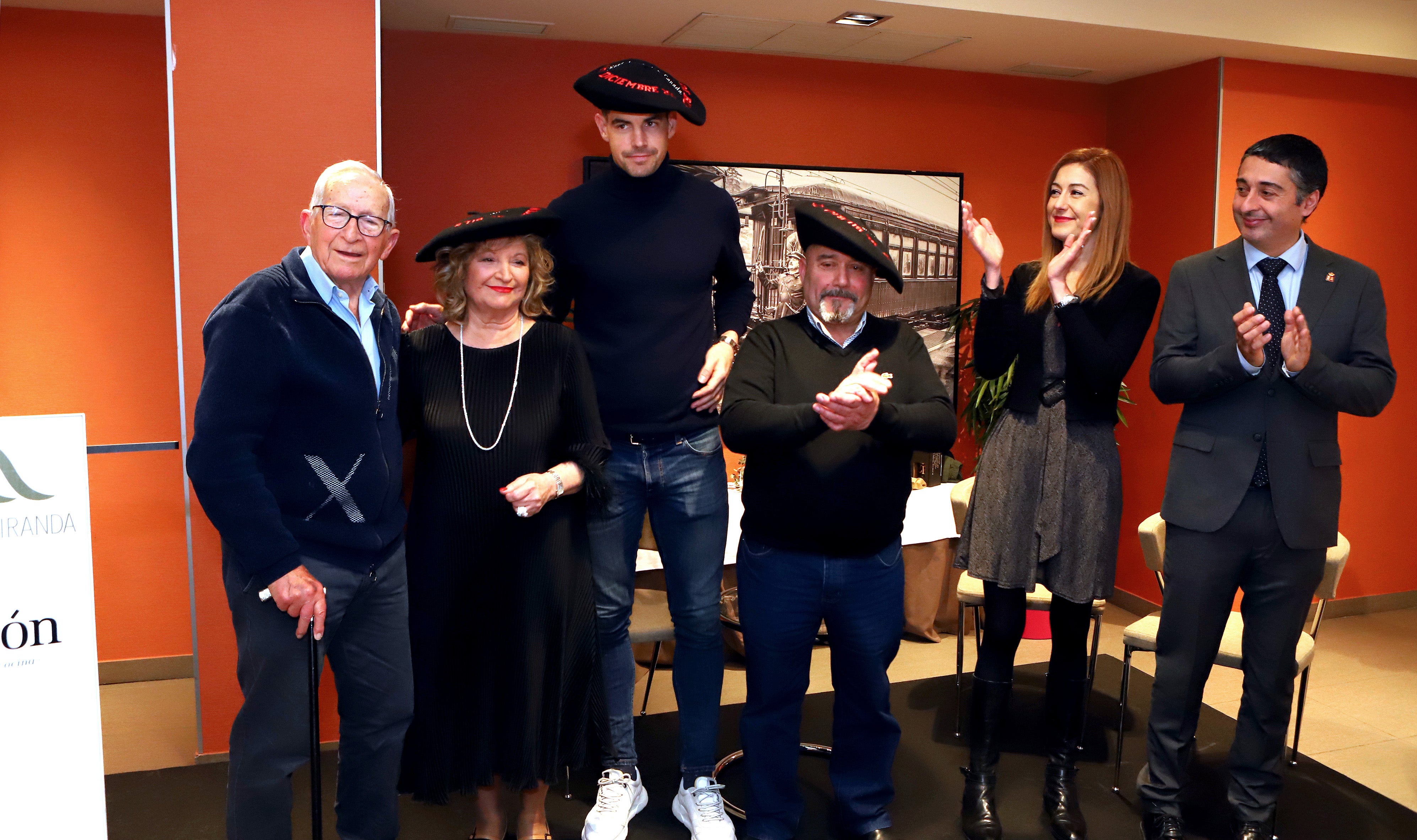 Personas y entidades representativas de la ciudad han sido vitoreadas por los asistentes.