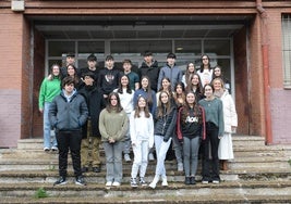 La alcaldesa de Barakaldo, Amaia del Campo, con los alumnos del IES Beurko participantes en STARTInnova y sus tutoras, Maialen Ortuzar y Alba Rodríguez.