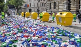 Una llamativa acción de concienciación para el reciclaje ante el Palaci foral.