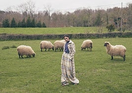 La modelo luce uno de los diseños de María Clé.