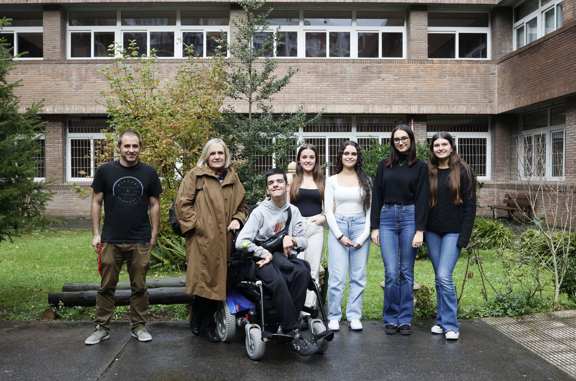 El profesor Aritz Gómez y la concejal María Icíar Arteagoitia junto a los alumos participantes en STARTInnova.