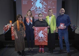 Yolanda Mosquera, Saray Zárate, Marta Dehesa, María Nanclares y Kepa Ortiz de Urbina, en la presentación del cartel.