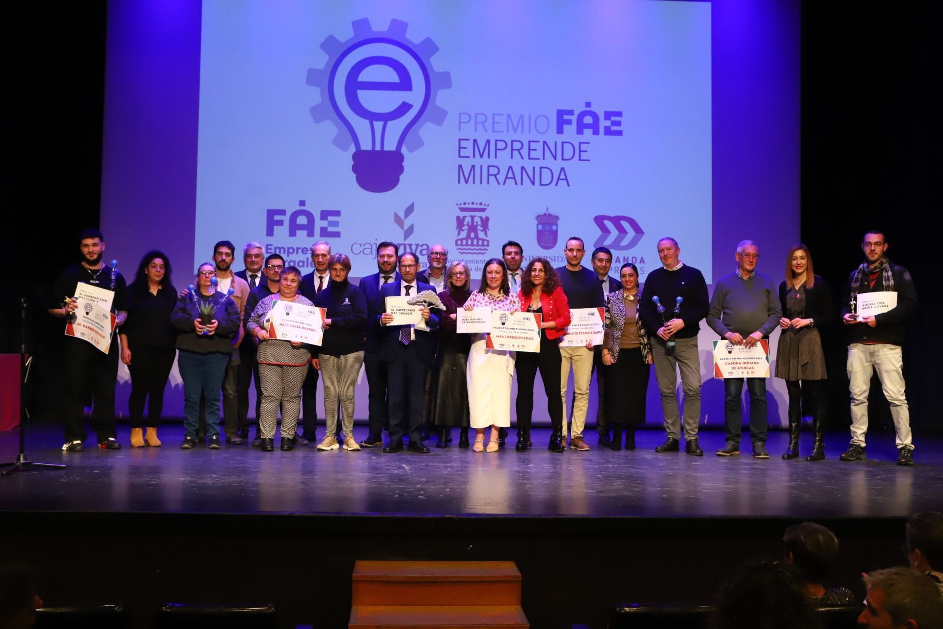 Foto de familia de los galardonados y los partipantes en los premios de FAE Miranda.