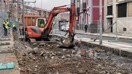 Los trabajos de las obras destinadas a la integración del antiguo trazado ferroviario en el entorno urbano de las calles Trenbide y Untzillatx