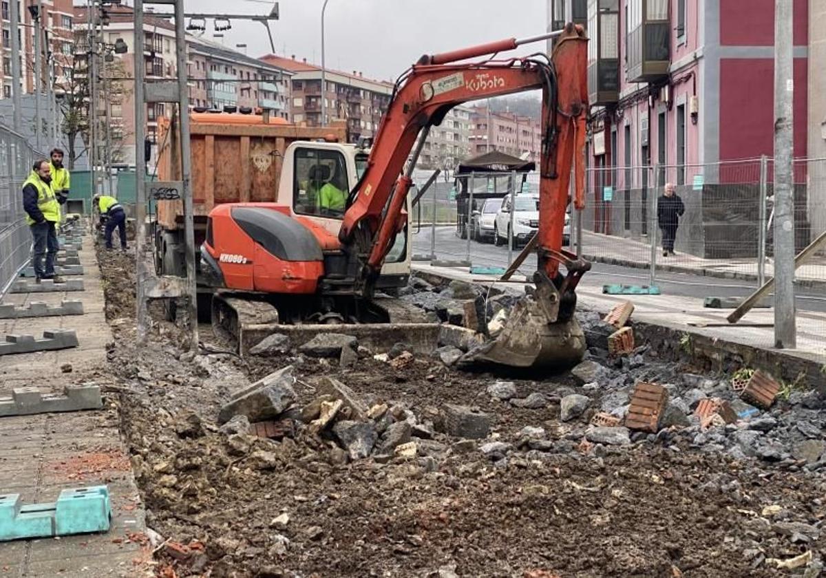 Los trabajos de las obras destinadas a la integración del antiguo trazado ferroviario en el entorno urbano de las calles Trenbide y Untzillatx